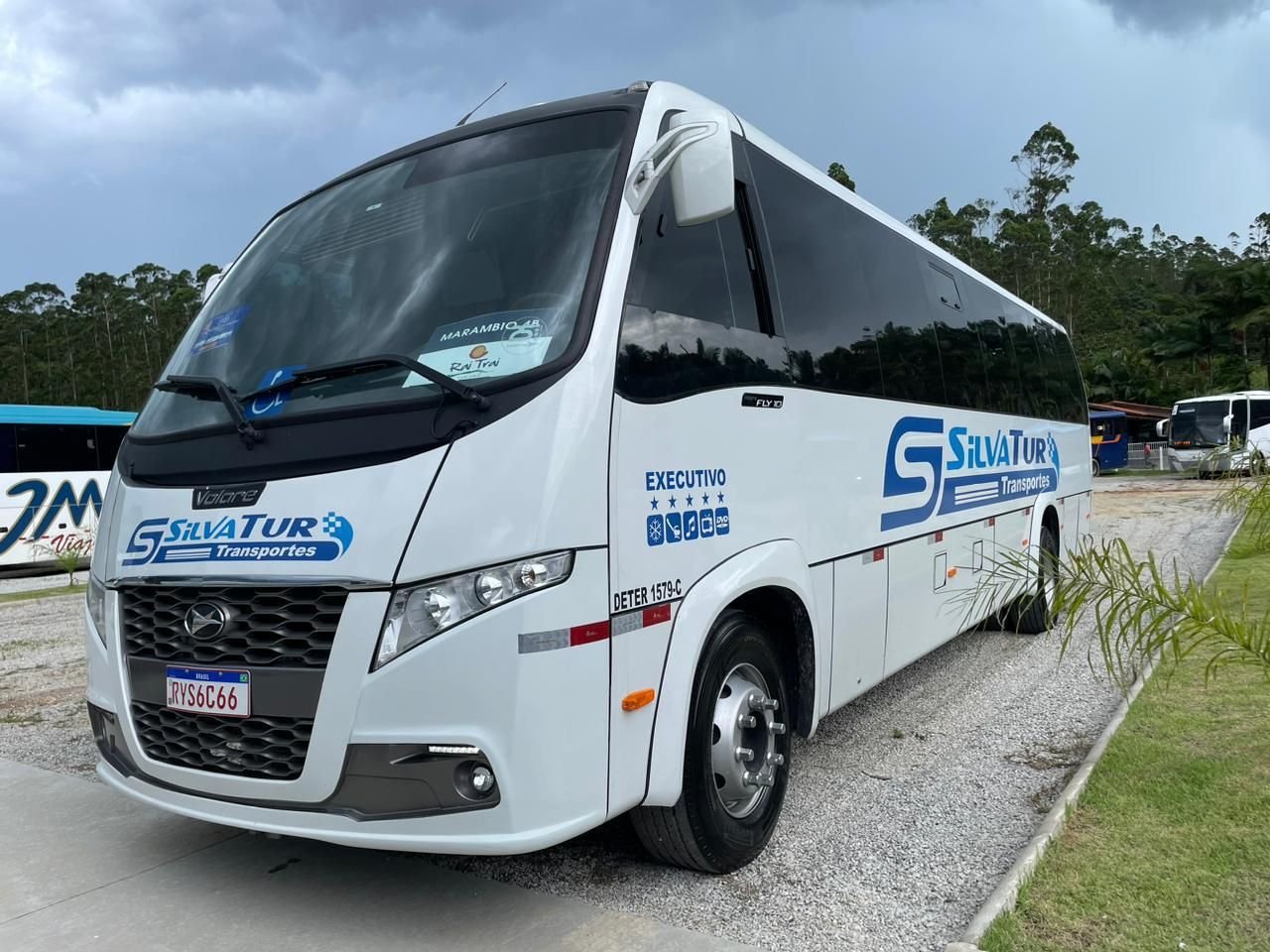 Ônibus executivo branco da SilvaTur